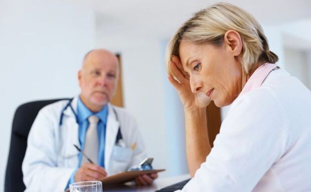Una donna con segni di verruche anogenitali durante una visita dal medico